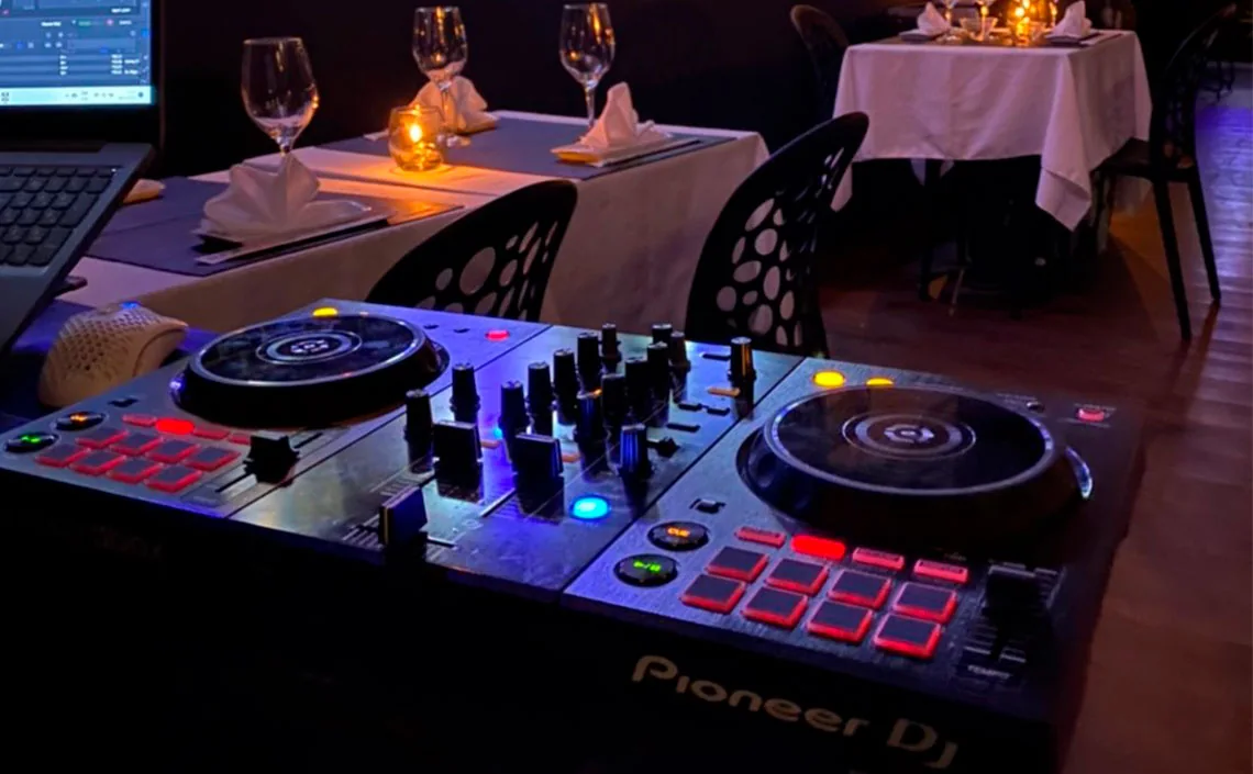 dj en vivo cenando sushi