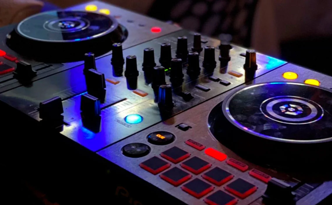 Sushi y DJ Live