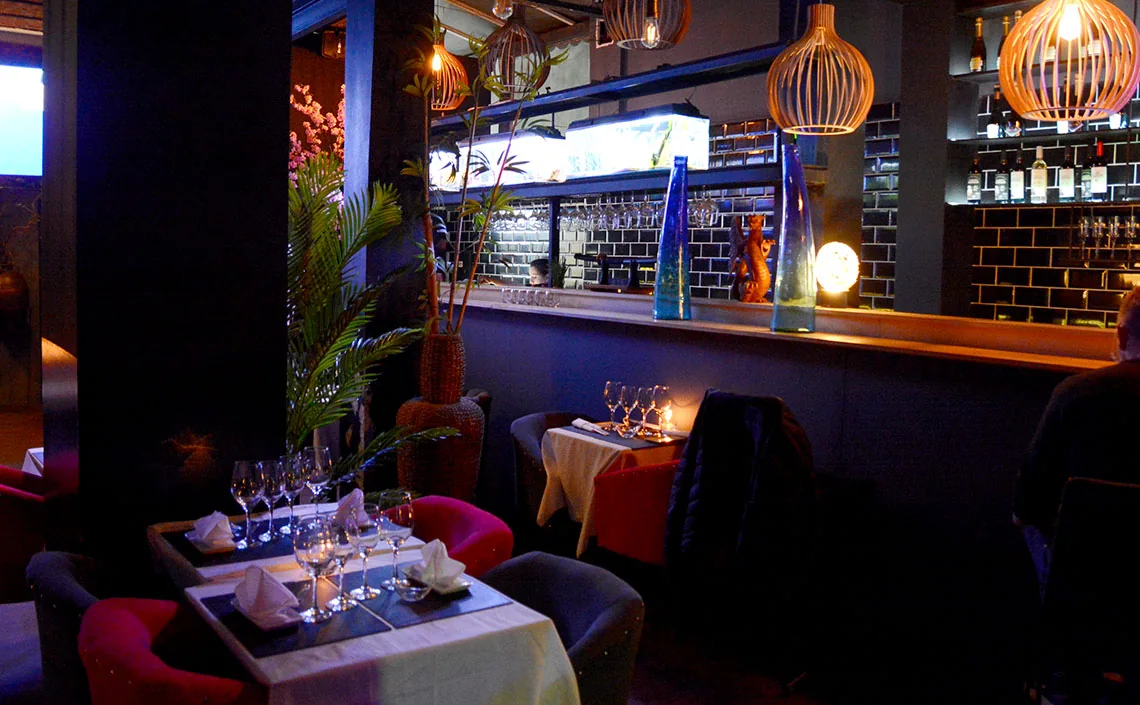 Nuestro resto cuenta con terraza al aire libre y un excelente ambiente